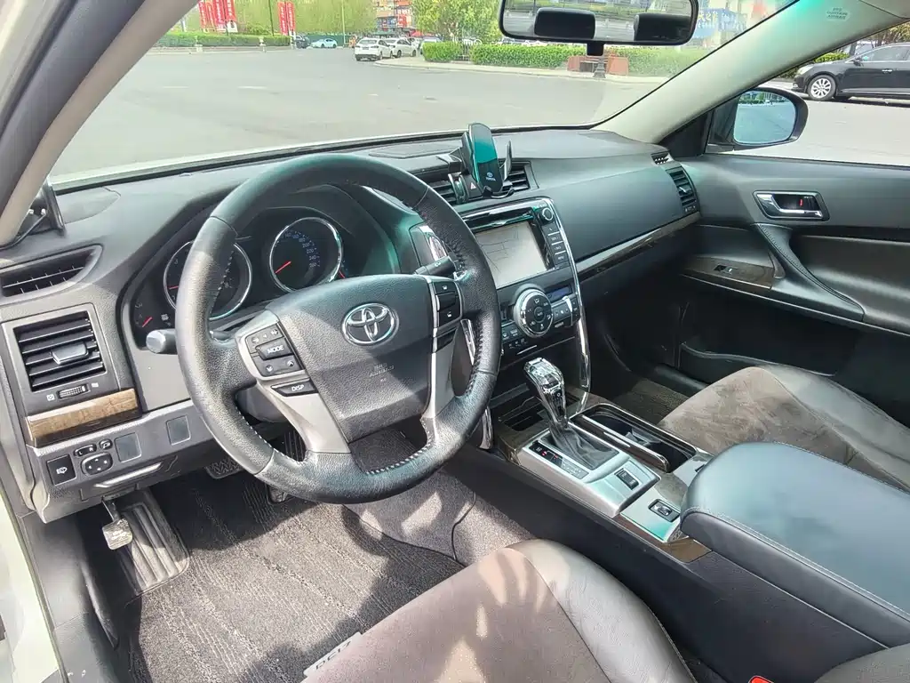 Toyota Reiz — миниатюра 8