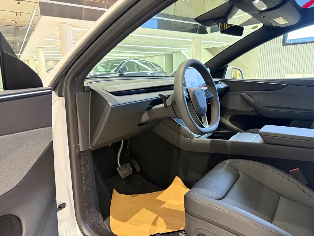 Tesla Model Y — миниатюра 5