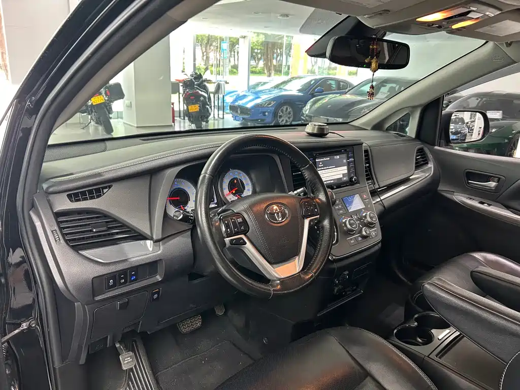 Toyota Sienna — миниатюра 7