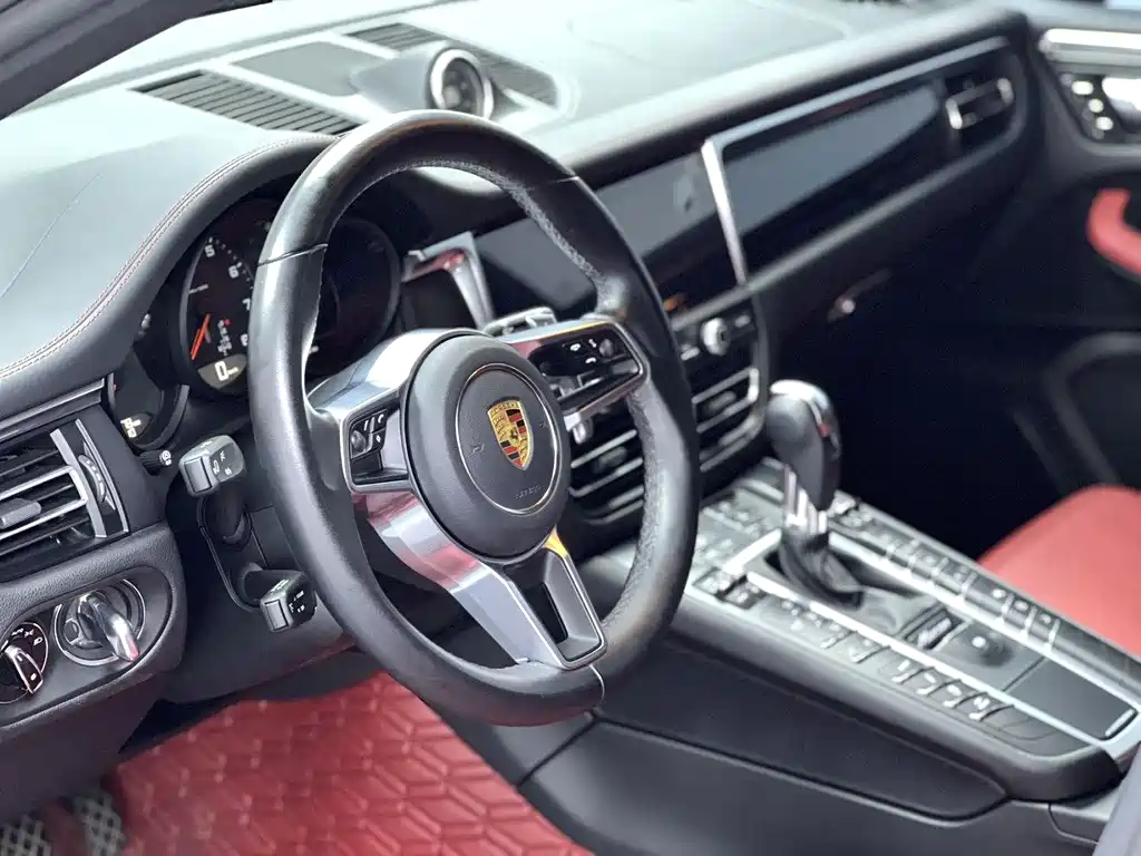 PORSCHE MACAN