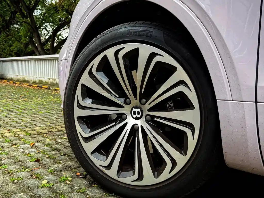Bentley Bentayga PHEV — миниатюра 6