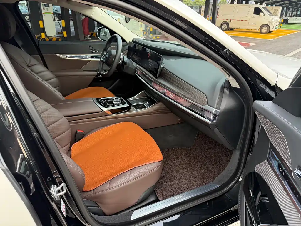 BMW 7 Series — миниатюра 13