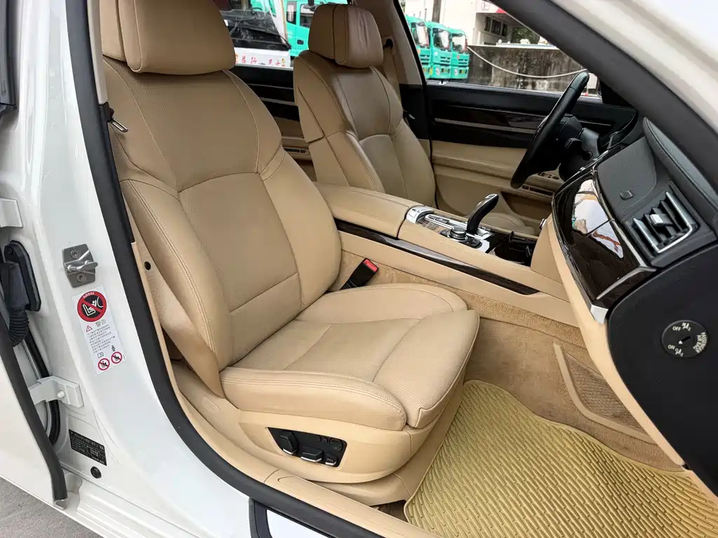 BMW 7 Series — миниатюра 10