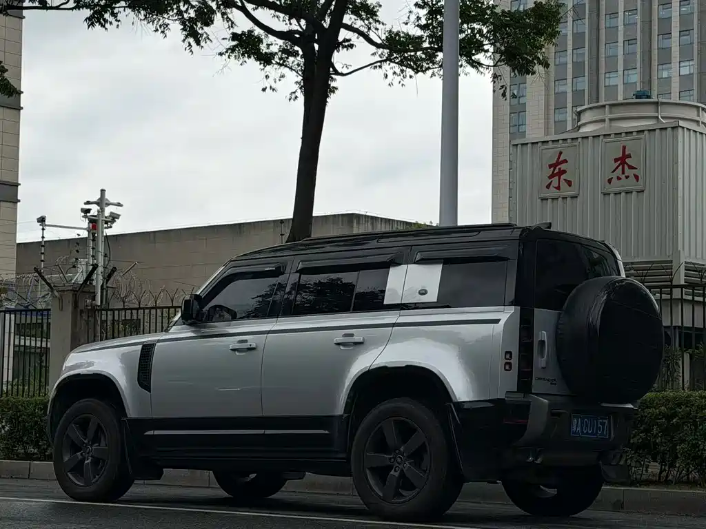 Land Rover Defender — миниатюра 9