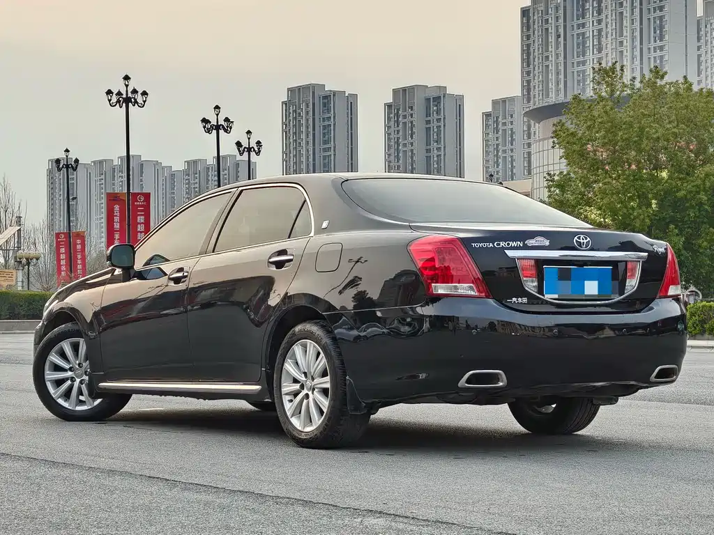 Toyota Crown — миниатюра 4