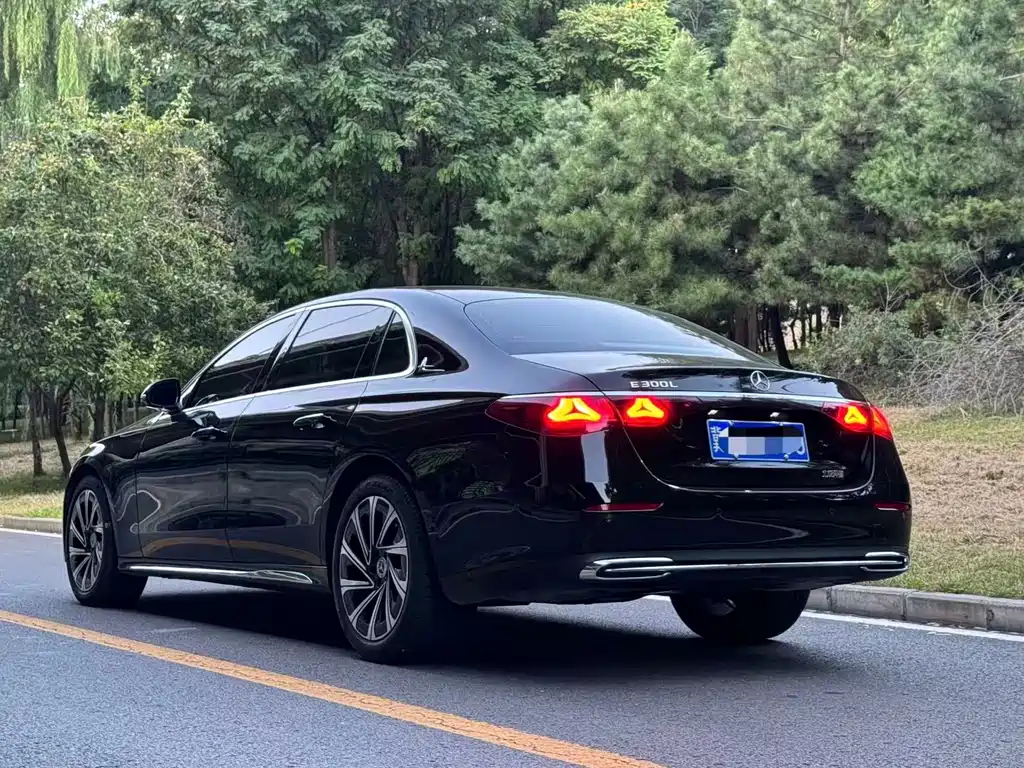 Mercedes-Benz E-Class — миниатюра 9