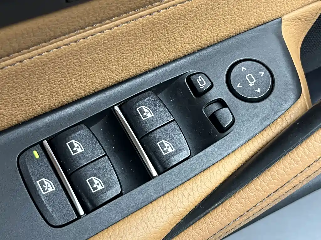 BMW 5 Series — миниатюра 11