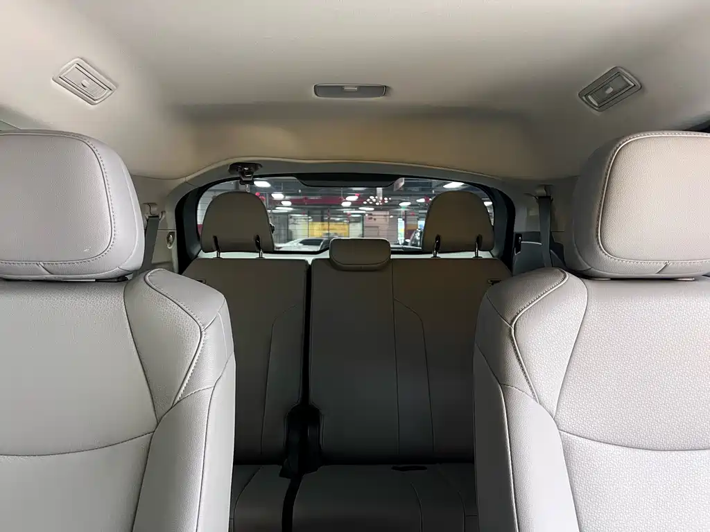 Toyota Granvia 2023 2.5L Comfort