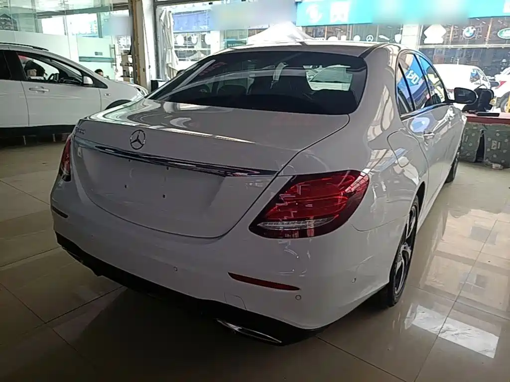 Mercedes-Benz E-Class — миниатюра 7