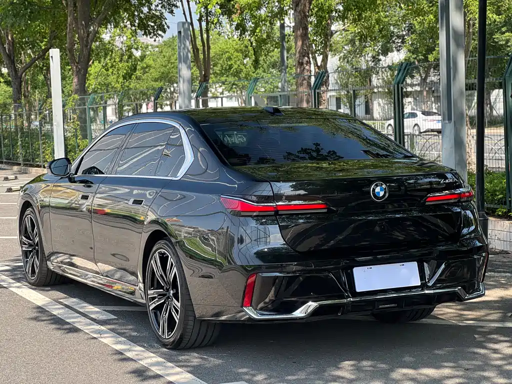 BMW 7 Series — миниатюра 4