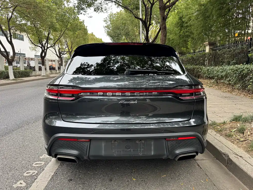 PORSCHE MACAN