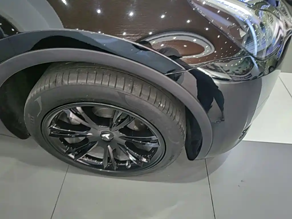 Tesla Model Y — миниатюра 12