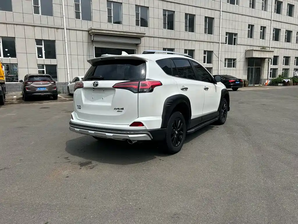 Toyota RAV4 — миниатюра 9