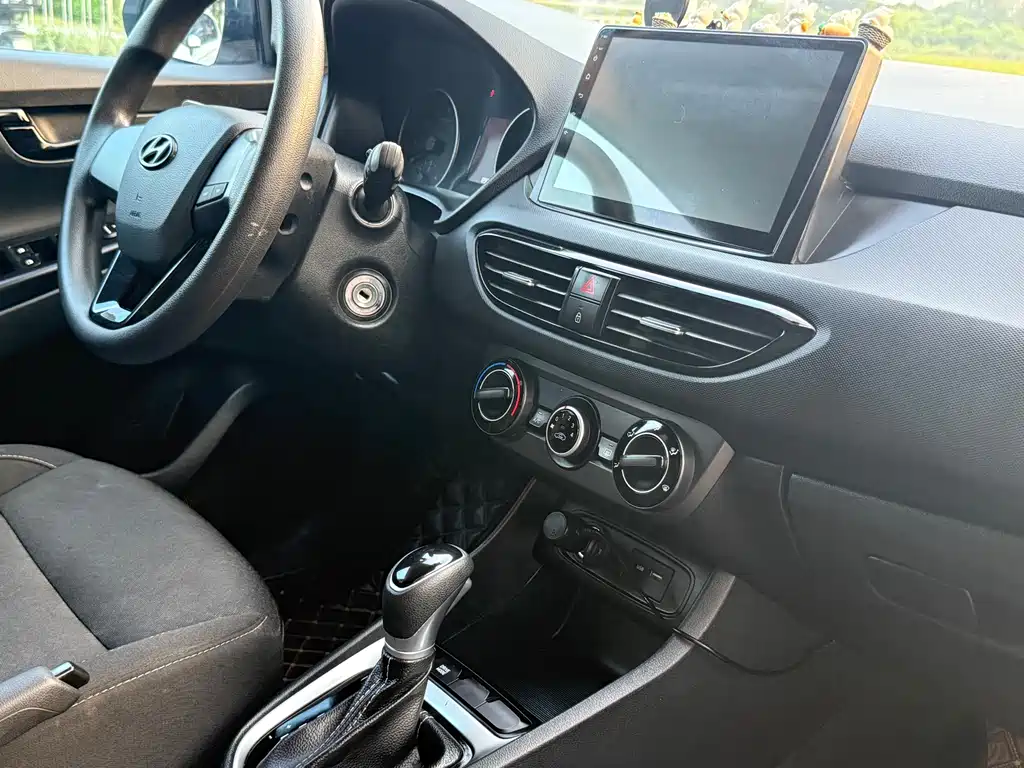 Hyundai Elantra — миниатюра 12