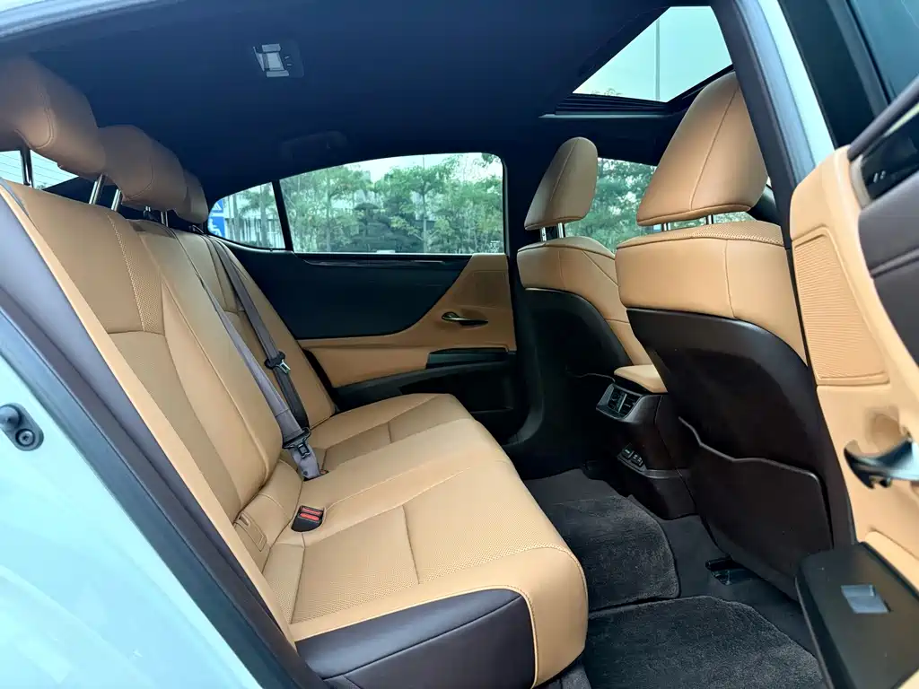 Lexus ES — миниатюра 12