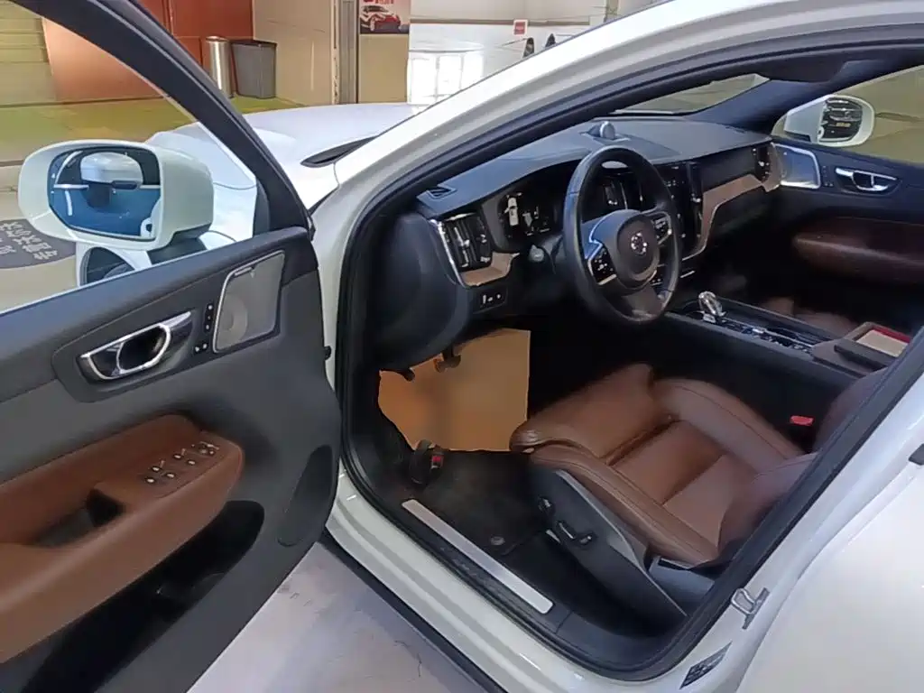 Volvo XC60 PHEV — миниатюра 16