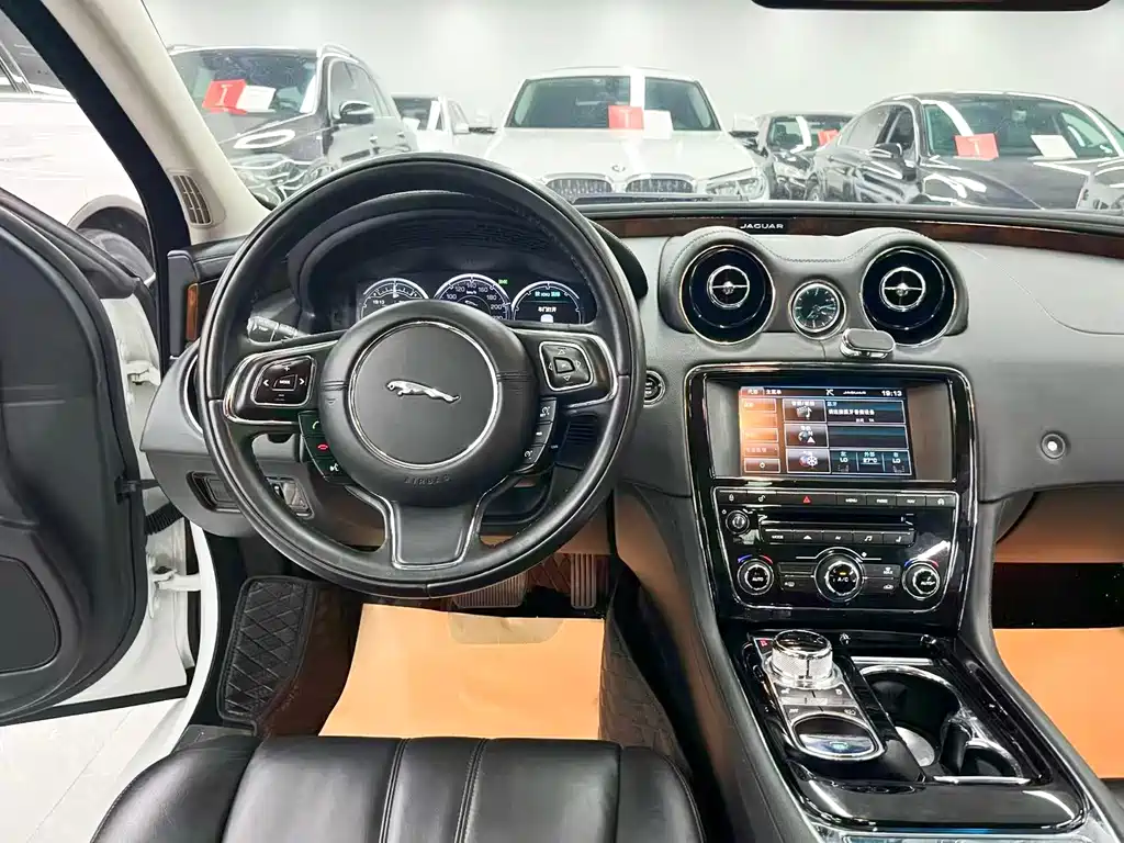Jaguar XJ — миниатюра 16