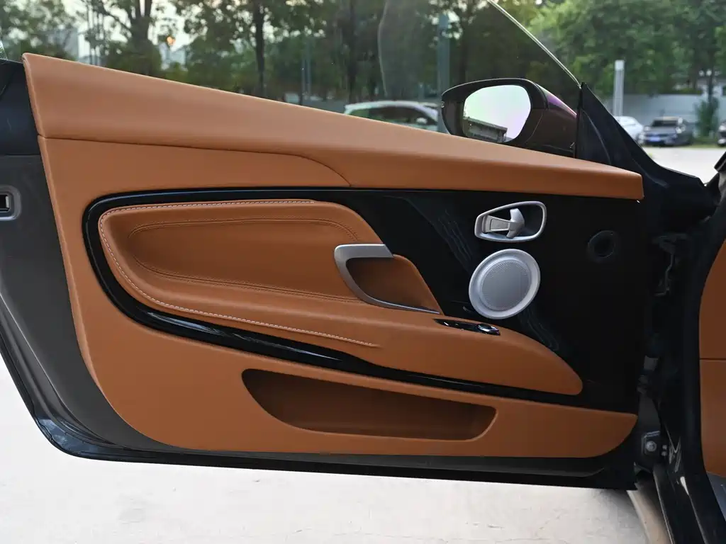 Aston Martin DB11 — миниатюра 13
