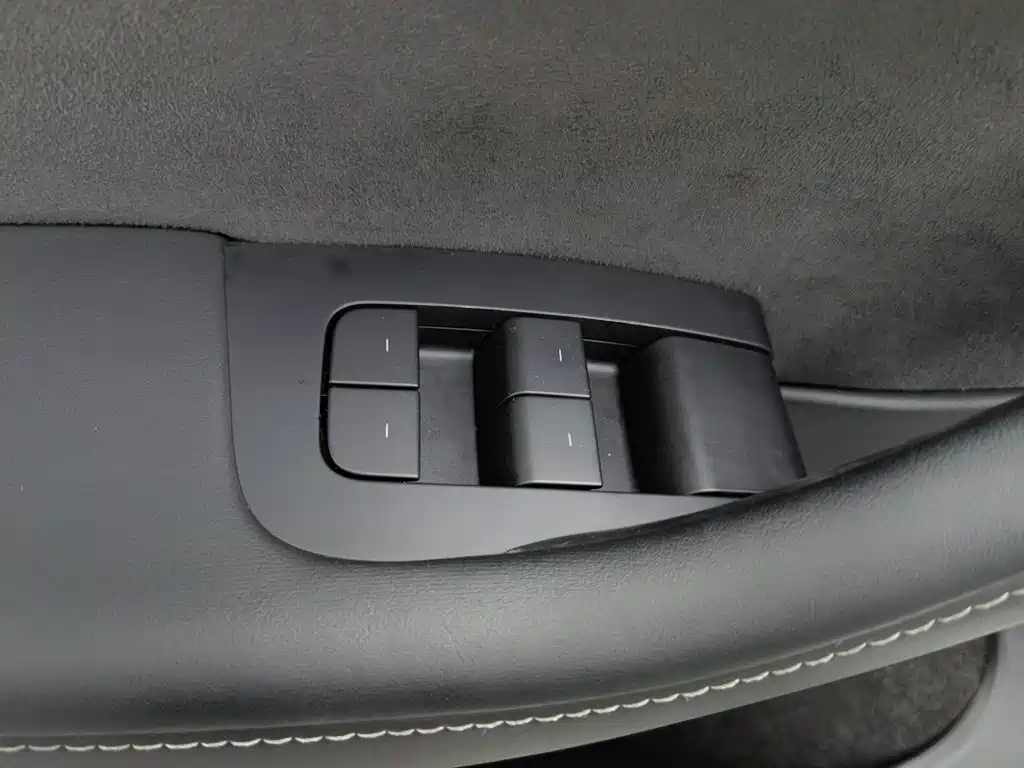 Tesla Model Y — миниатюра 9