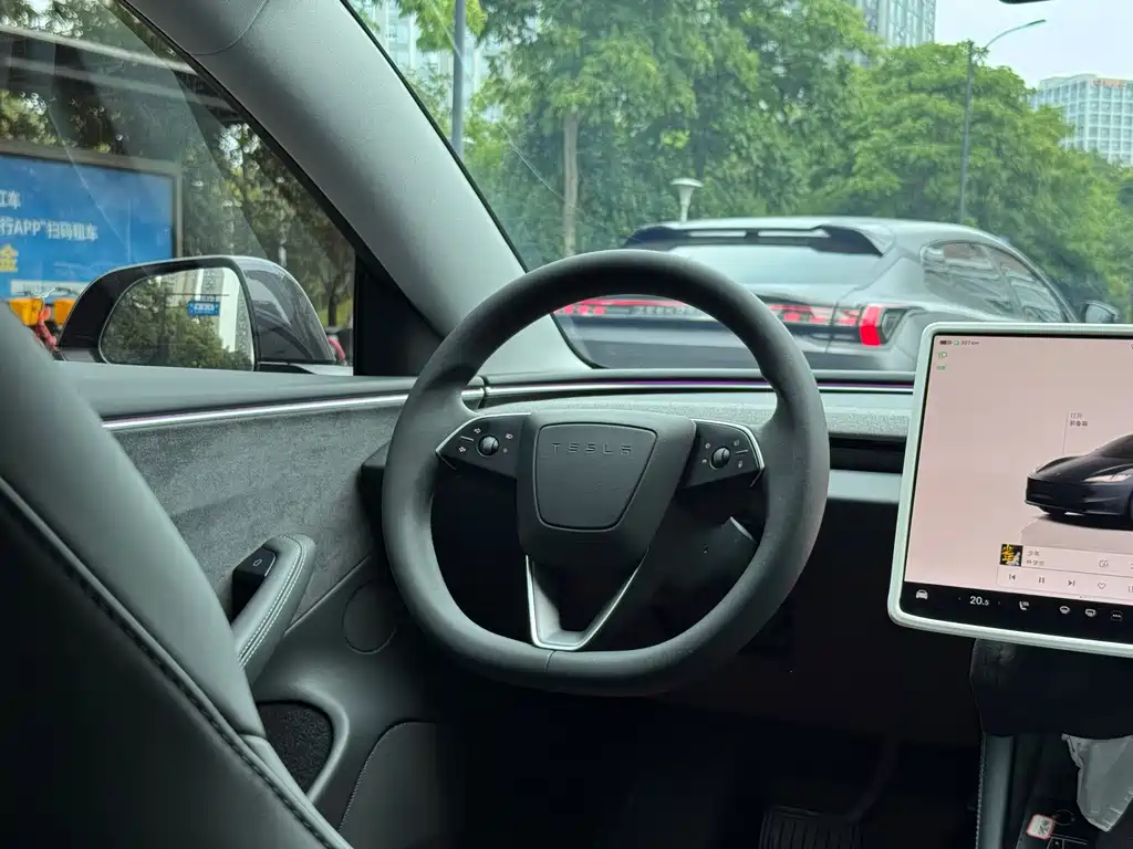 Tesla Model 3 — миниатюра 7