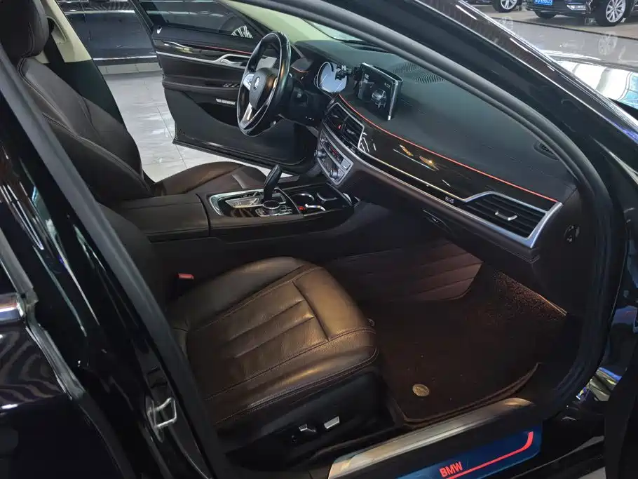 BMW 7 Series — миниатюра 8