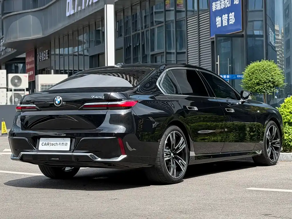 BMW 7 Series — миниатюра 3
