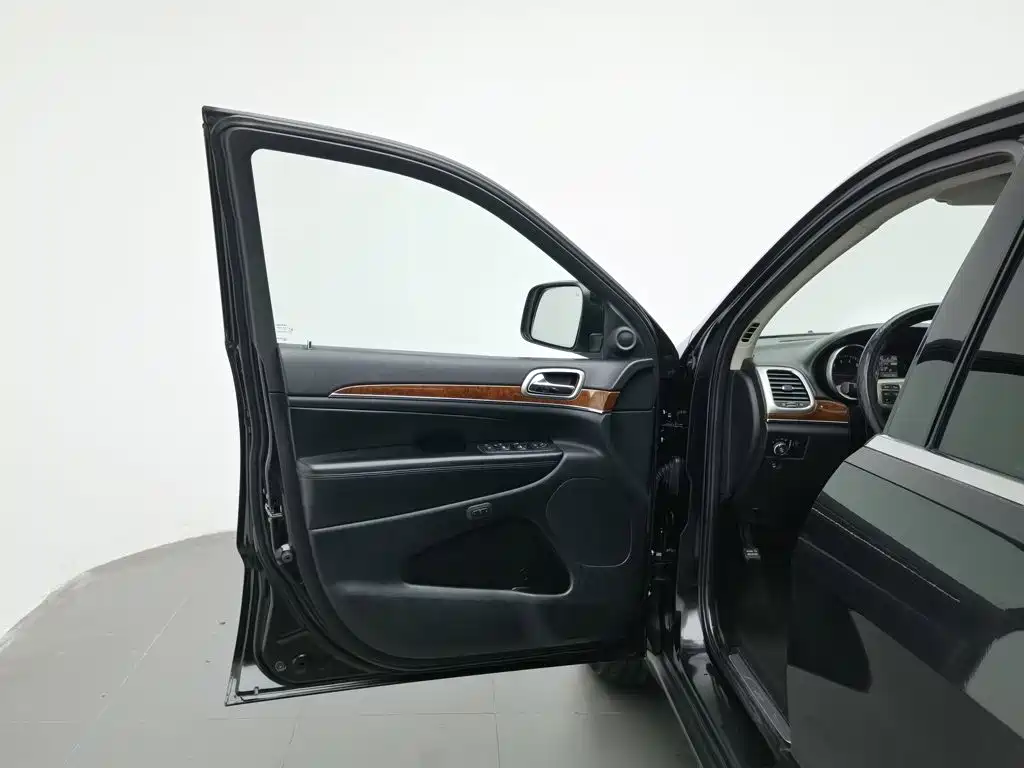 Jeep Grand Cherokee (Import) — миниатюра 8