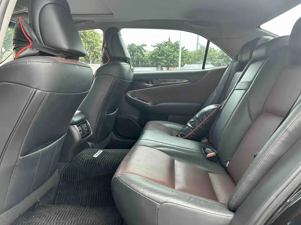 Toyota Crown — миниатюра 7