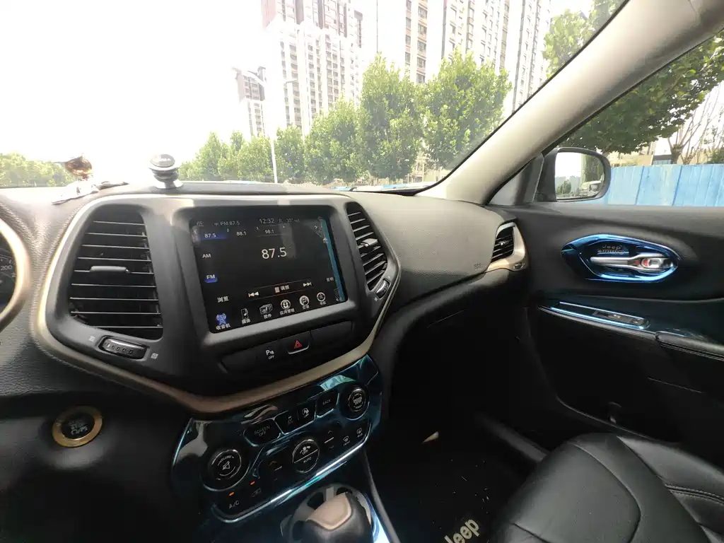 Jeep Cherokee — миниатюра 9