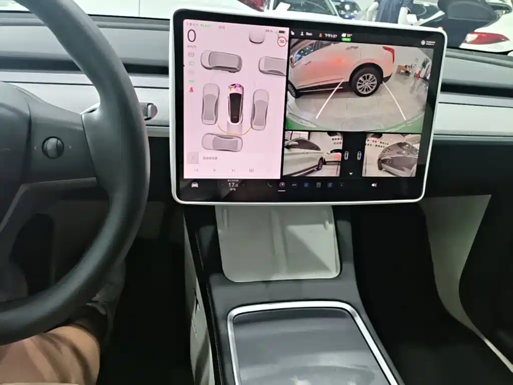 Tesla Model Y — миниатюра 13