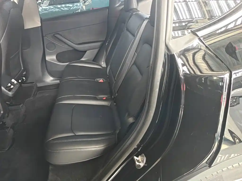 Tesla Model Y — миниатюра 17