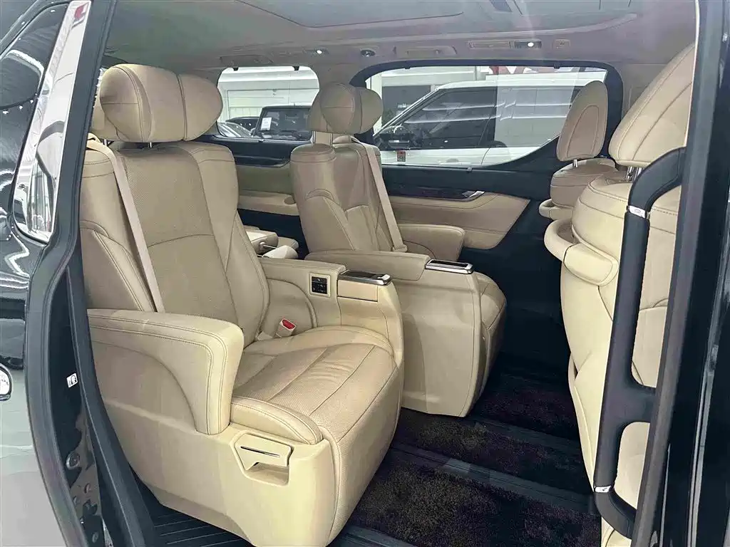 Toyota Alphard — миниатюра 16