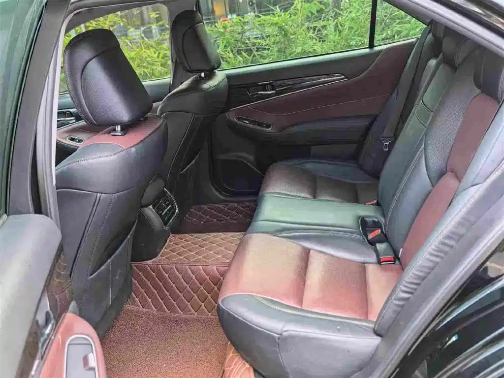 Toyota Crown — миниатюра 6