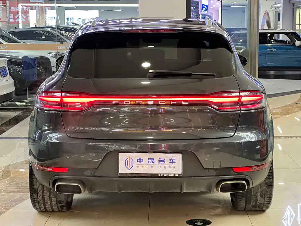 PORSCHE MACAN