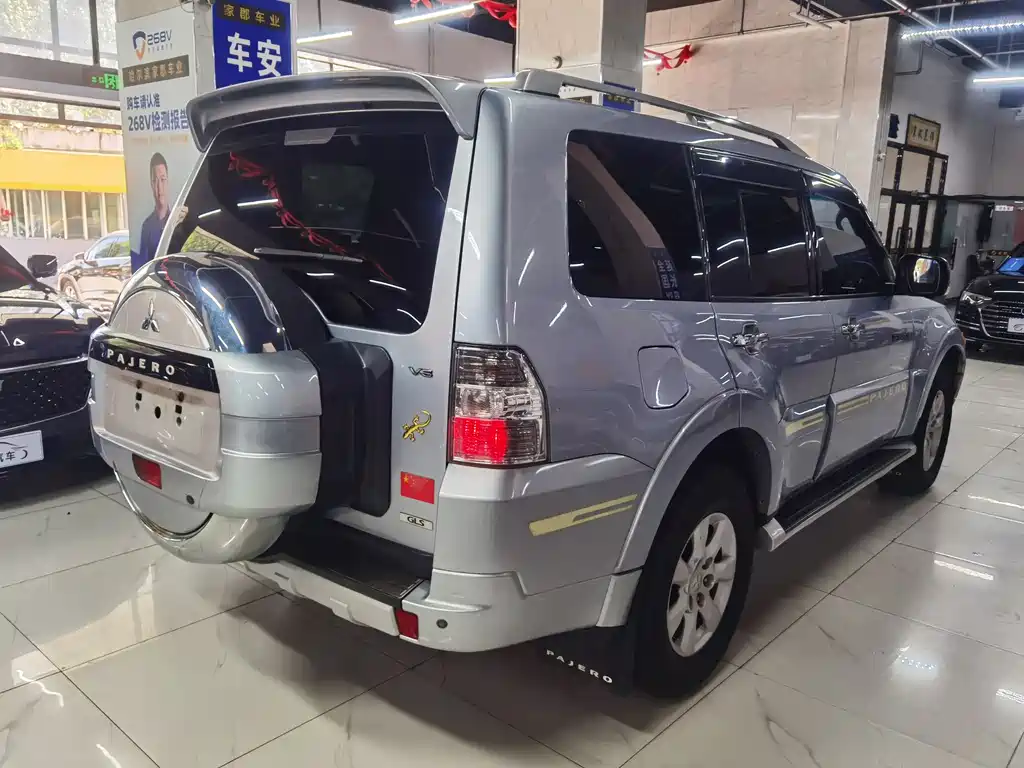Mitsubishi V93 2011 3.0L AT