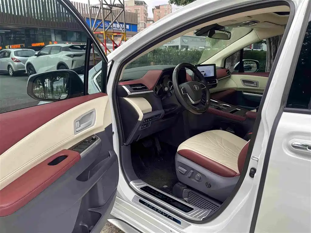 Toyota Granvia — миниатюра 11