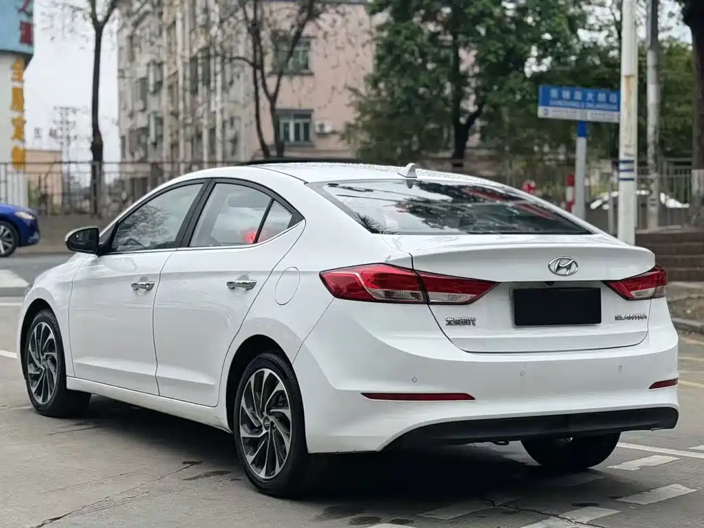 Hyundai Elantra — миниатюра 9