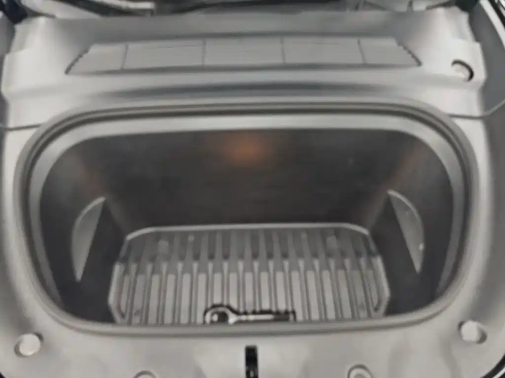 Tesla Model Y — миниатюра 20