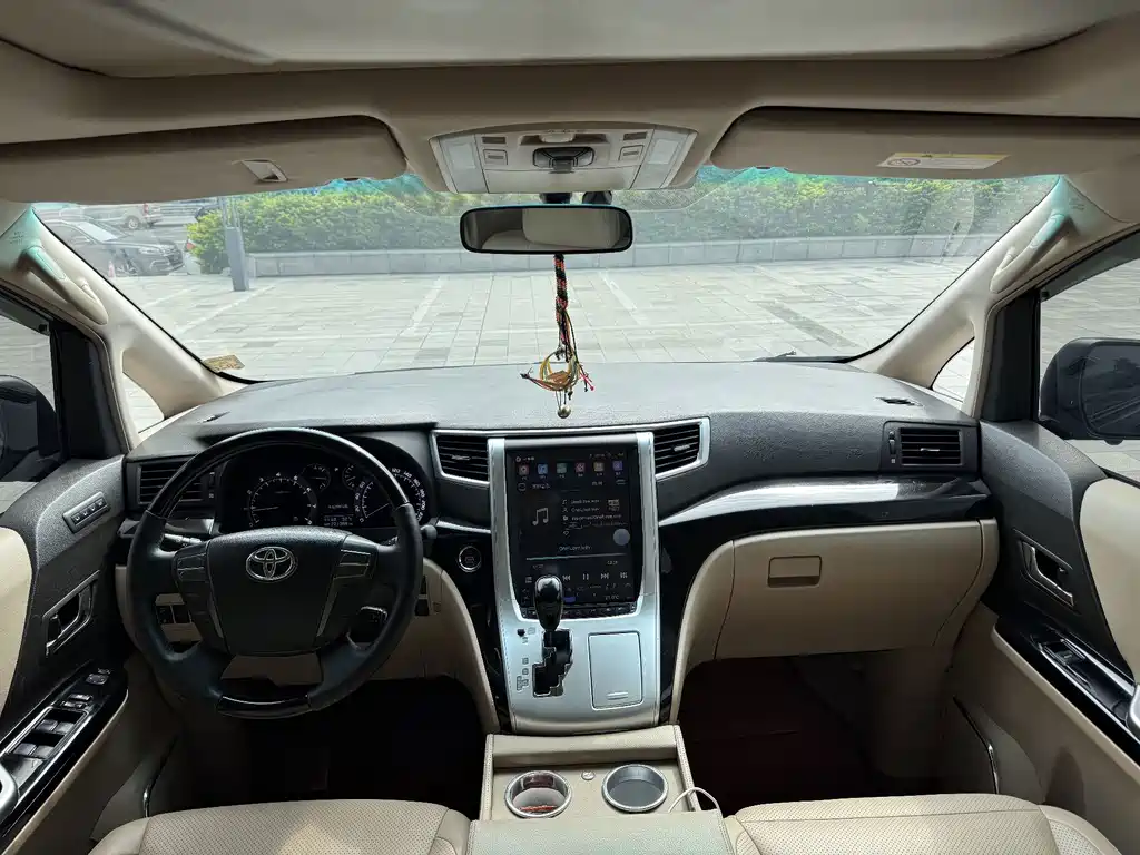Toyota Alphard — миниатюра 8