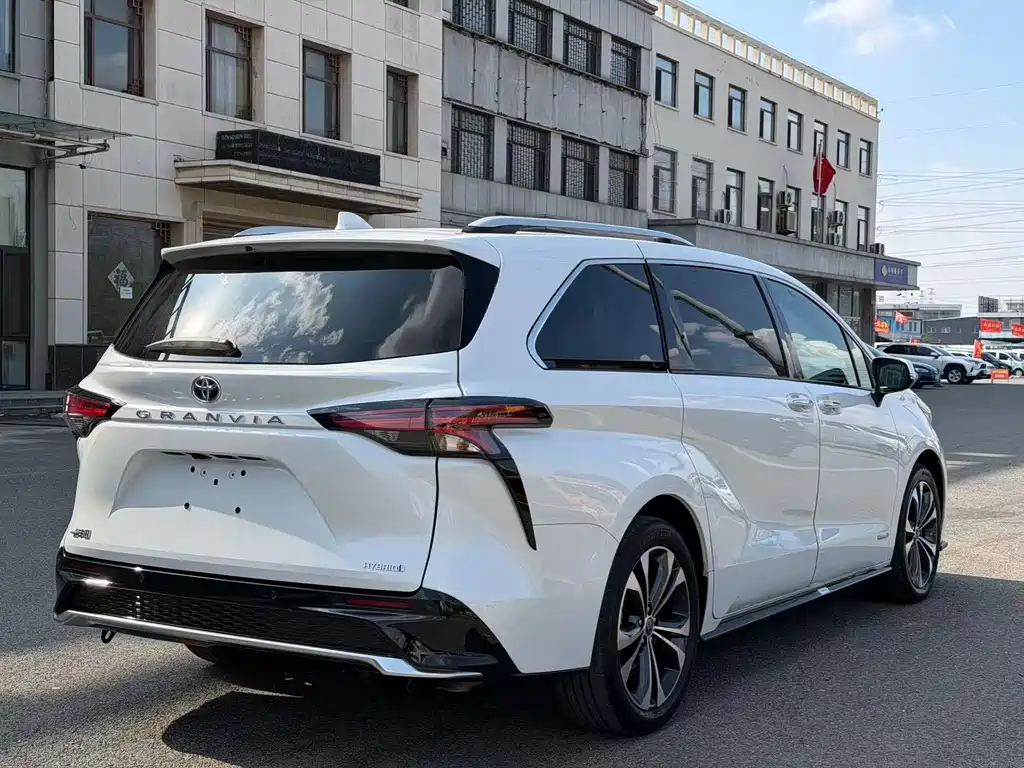 Toyota Granvia — миниатюра 5