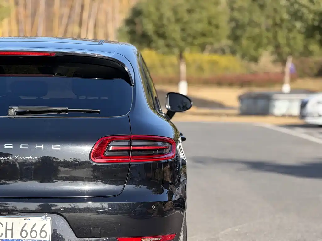 PORSCHE MACAN