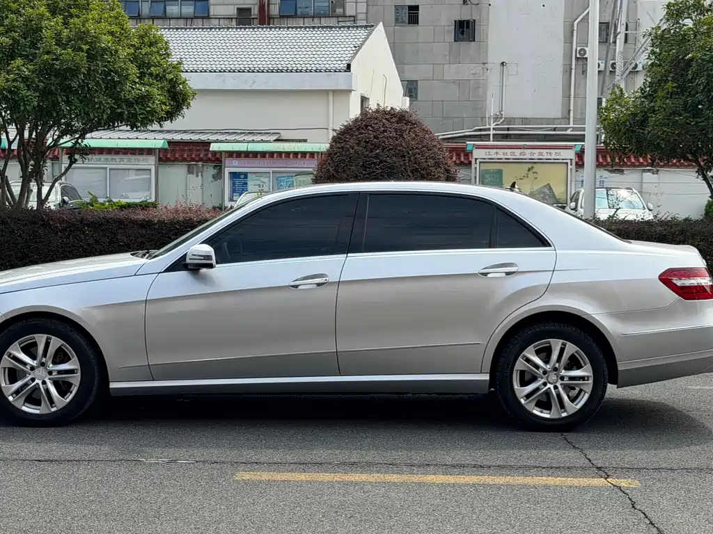 Mercedes-Benz E-Class — миниатюра 7