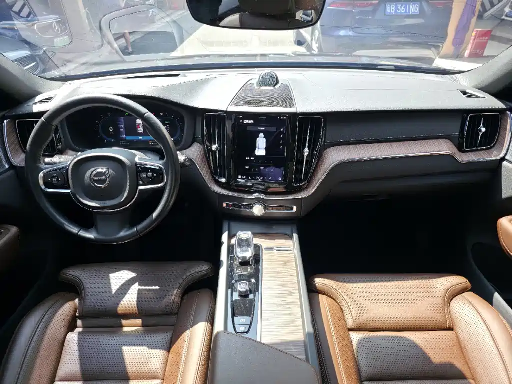 Volvo XC60 PHEV — миниатюра 8
