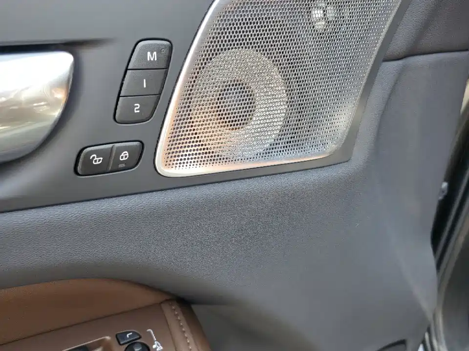 Volvo XC60 PHEV — миниатюра 12