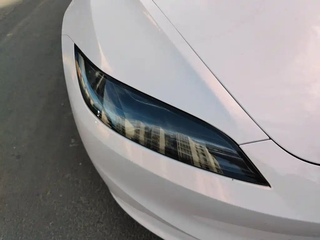 Tesla Model 3 — миниатюра 7