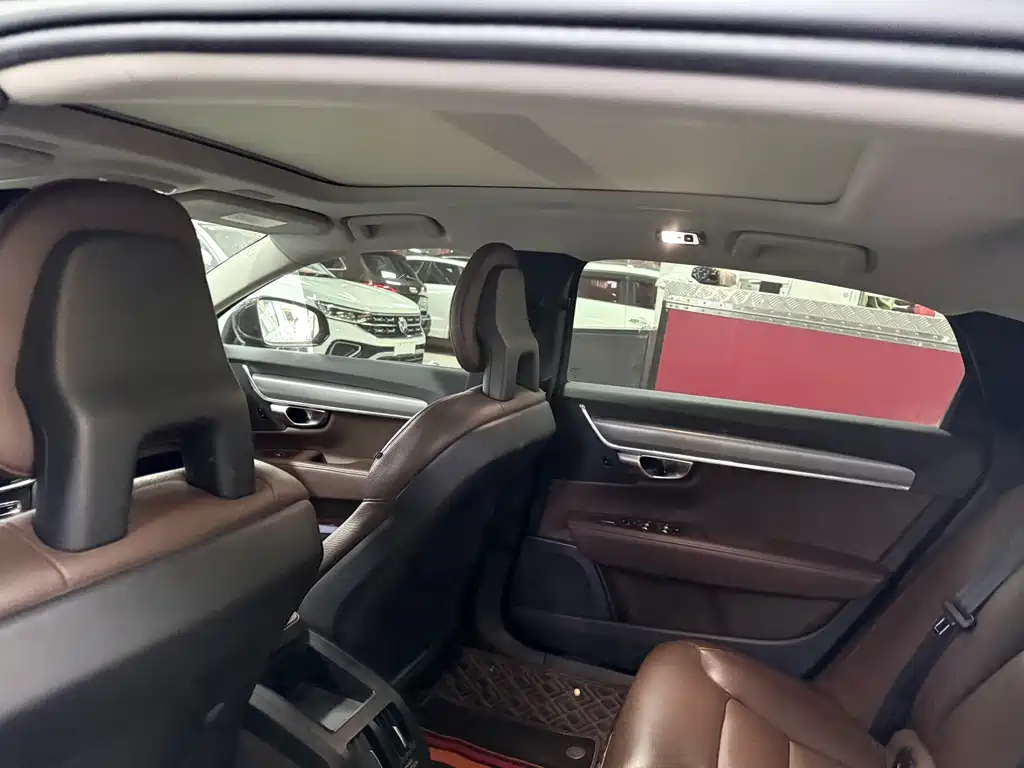 Volvo S90 — миниатюра 11