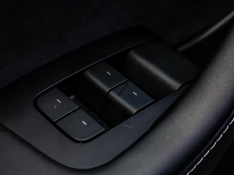 Tesla Model Y — миниатюра 12