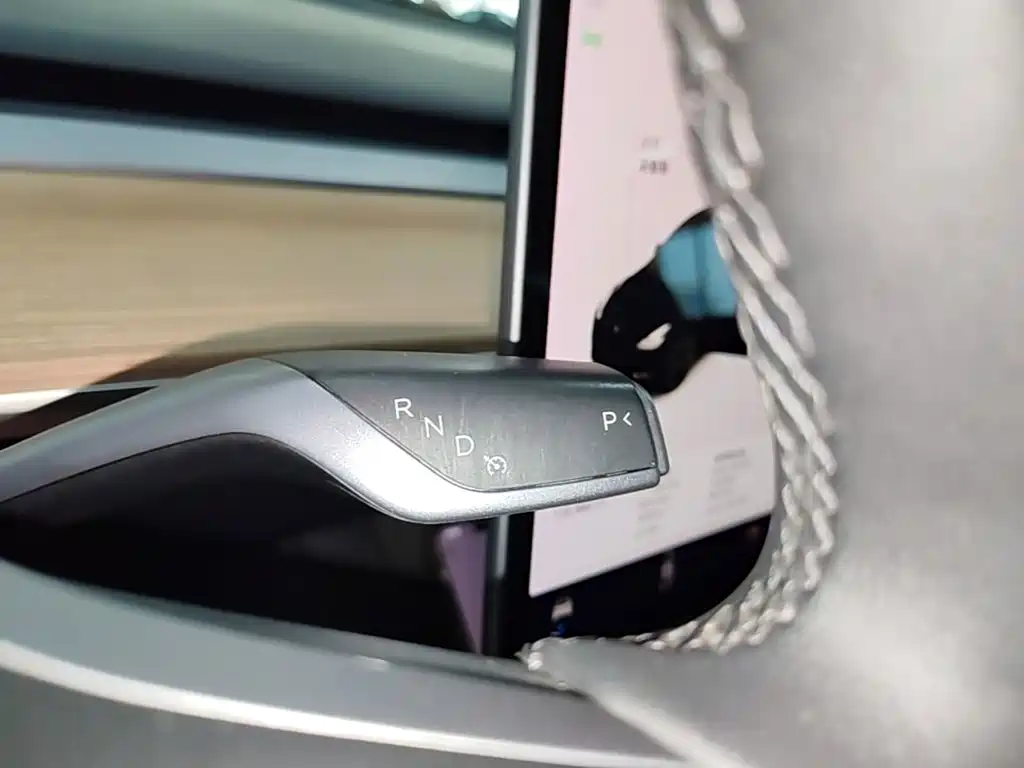 Tesla Model Y — миниатюра 14