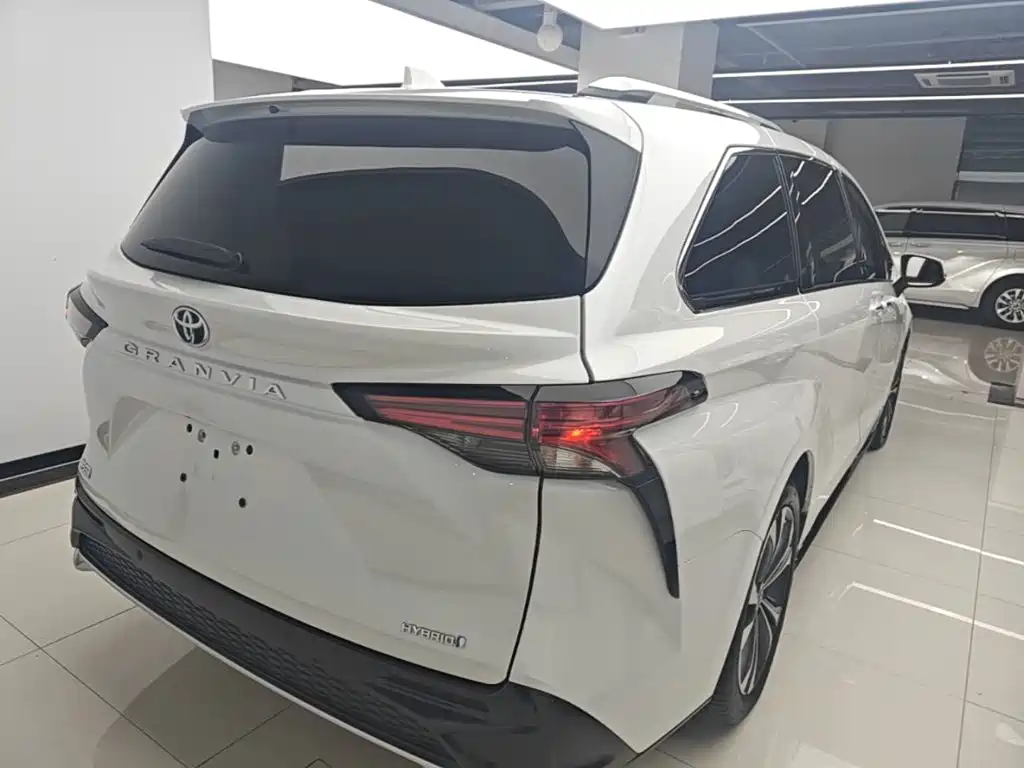 Toyota Granvia — миниатюра 7