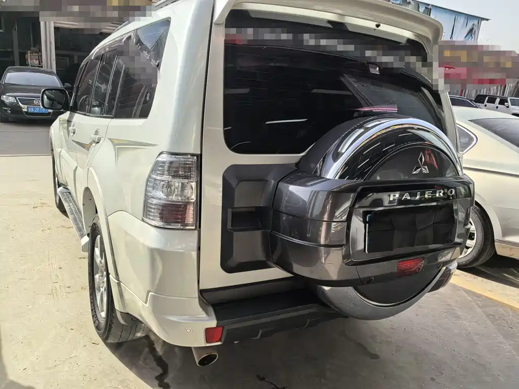 MITSUBISHI PAJERO